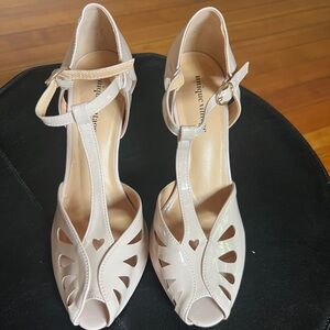 Nude Vintage style low heels